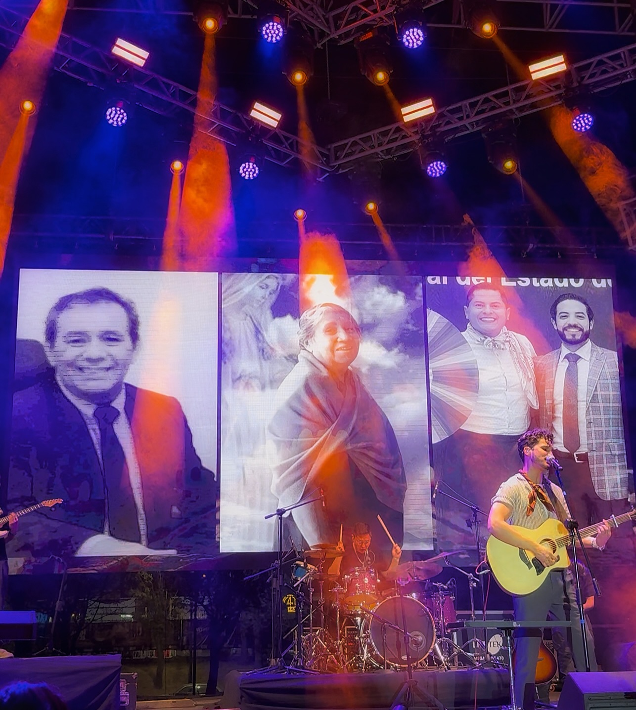 🅥🅘🅓🅐 || El lunes pasado se vivió. Se cantó desde adentro. Gracias @andresobregon_ por uno de los conciertos y de las experiencias de vida más hermosas. Soy tu fan por la magia que transmites y la energía con la que conectas. Sanación.
Gracias también por recordar la imagen de mi amigue Ociel #magistrade #lemagistrade en la canción de leyenda. A su memoria en la tierra donde alzó la voz...ɴᴏ ꜱᴇ ᴏʟᴠɪᴅᴀ, ɴɪ ꜱᴜ ᴠᴏᴢ ɴɪ ꜱᴜ ᴘᴀʀᴛɪᴅᴀ.
#andresobregon
#nacimosrotos #FNSM #fnsm2025