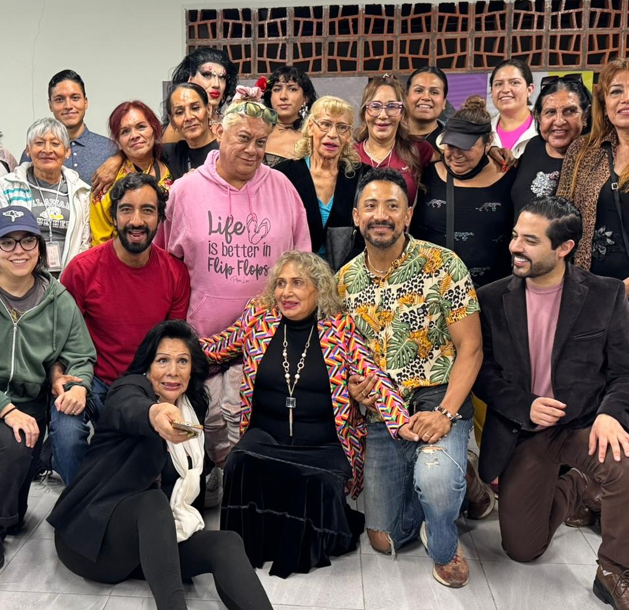 🅴🅼🅳🅴🆁🅼🅸🅴🅽🆃 || Me traigo esa palabra hoy como un regalo de estas grandes mujeres #trans con las que pude convivir hoy. Sus historias de vida son ejemplo.
Uno puede asumir que “quien no vive para servir, no sirve para vivir” como dijera la Madre Teresa, pero con el tiempo se entiende que lo más preciado del servicio no es lo que das, sino lo que recibes.  
Gracias a @tejiendopueblos por la iniciativa. A @rulovelazquez por su corazón siempre dispuesto. A mi amiga @infrancv que me recordó que cuando la vida te quiere en un lugar no hay forma de zafarse, porque hay un mensaje para ti. 
#lgtbiq #trans #pride #pride2025 #mujertrans #vejezdigna #gay