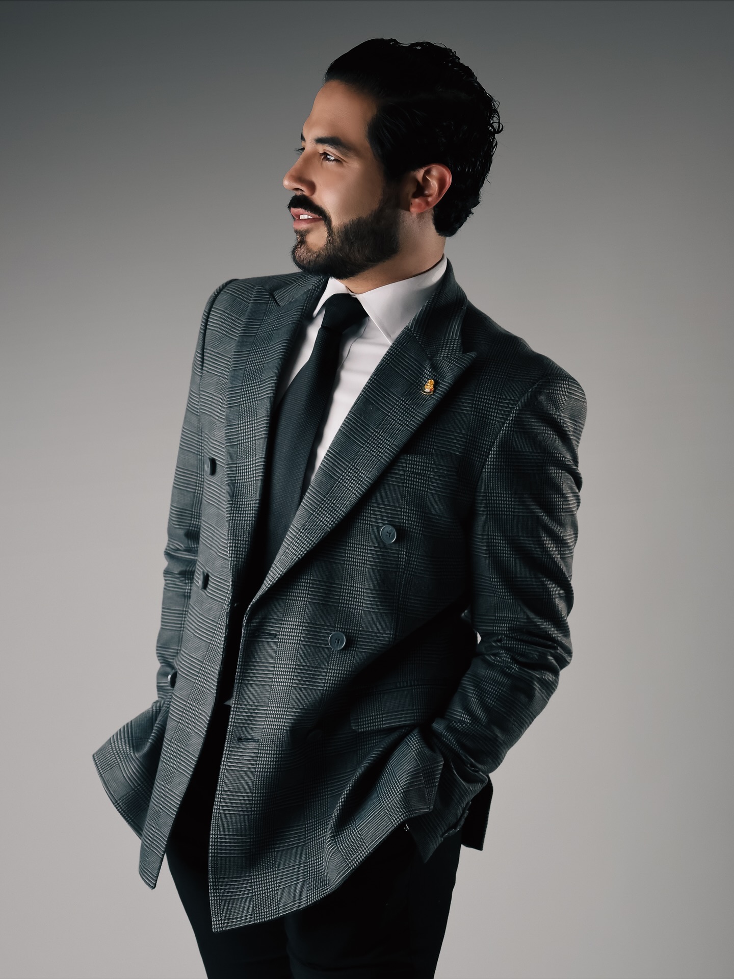 𝑼𝒏 𝒄𝒂𝒓𝒈𝒐 𝒏𝒐 𝒅𝒆𝒇𝒊𝒏𝒆 𝒂 𝒖𝒏𝒂 𝒑𝒆𝒓𝒔𝒐𝒏𝒂.
Pero le exige estar a la altura de lo que representa.
Más que un nombramiento formal, es una responsabilidad pública que exige coherencia, prudencia y compromiso.
#Magistrado #PoderJudicial #ServicioPúblico #PJF #Institucionalidad #Vocación
Fotografia by: @romeromarquez