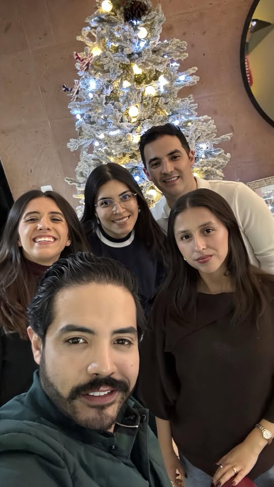 Donde hay hermandad, todo alcanza 
Risas que se reconocen,
manos que se buscan,
y un amor que acompaña.
La familia es ese lugar donde siempre cabes y todo se comparte
#Hermandad #Familia #ɴᴀᴠɪᴅᴀᴅ2025 #christmastrend #viralreels