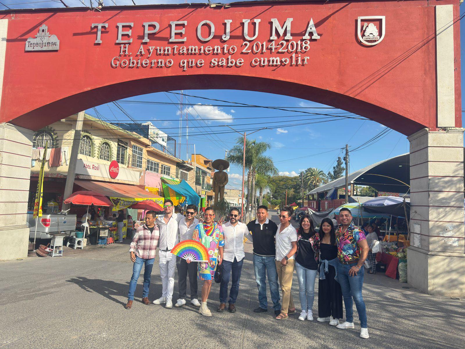 El pasado sábado pasamos por Tepeojuma… cuando pasen por Tepeojuma no olviden comprar sus ricos  con mayonesa con muchaa
Gracias al presidente municipal Gustavo Sánchez Martiñón y a su equipo por sus atenciones  
#ConsumoLocal  
Arriba la Diversidad 
Alejandro Armenta J Samuel Aguilar Pala Pablo Salazar Jaime Lopez Vela
Magistrado Juan Jaime González Varas Tu amigo Gay Edgar Dojaque