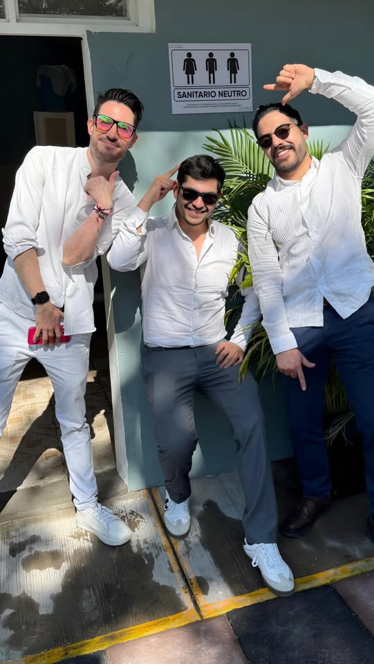 𝑸𝑼𝑬́ 𝑬𝑺 𝑷𝑨𝑹𝑨 𝑻𝑰 𝑳𝑨 𝑭𝑨𝑴𝑰𝑳𝑰𝑨?  Platicamos @magistradojuanjaime , @rickyklehr  y @edgarish 
¿Solo vínculo de sangre?
¿O también decisión, cuidado y proyecto compartido?
La Constitución protege a la familia, pero no impone un único modelo. Lo que reconoce es la dignidad de los vínculos que construimos libremente.
En este especial sobre el derecho humano al amor hablamos de cómo el constitucionalismo contemporáneo entiende la pluralidad familiar.
Te leo:
¿Para ti qué define a una familia?
Episodio completo en Spotify 
#RutaDeCambio #Familia #DerechoHumanoAlAmor #Constitucionalismo #DDHH Justicia