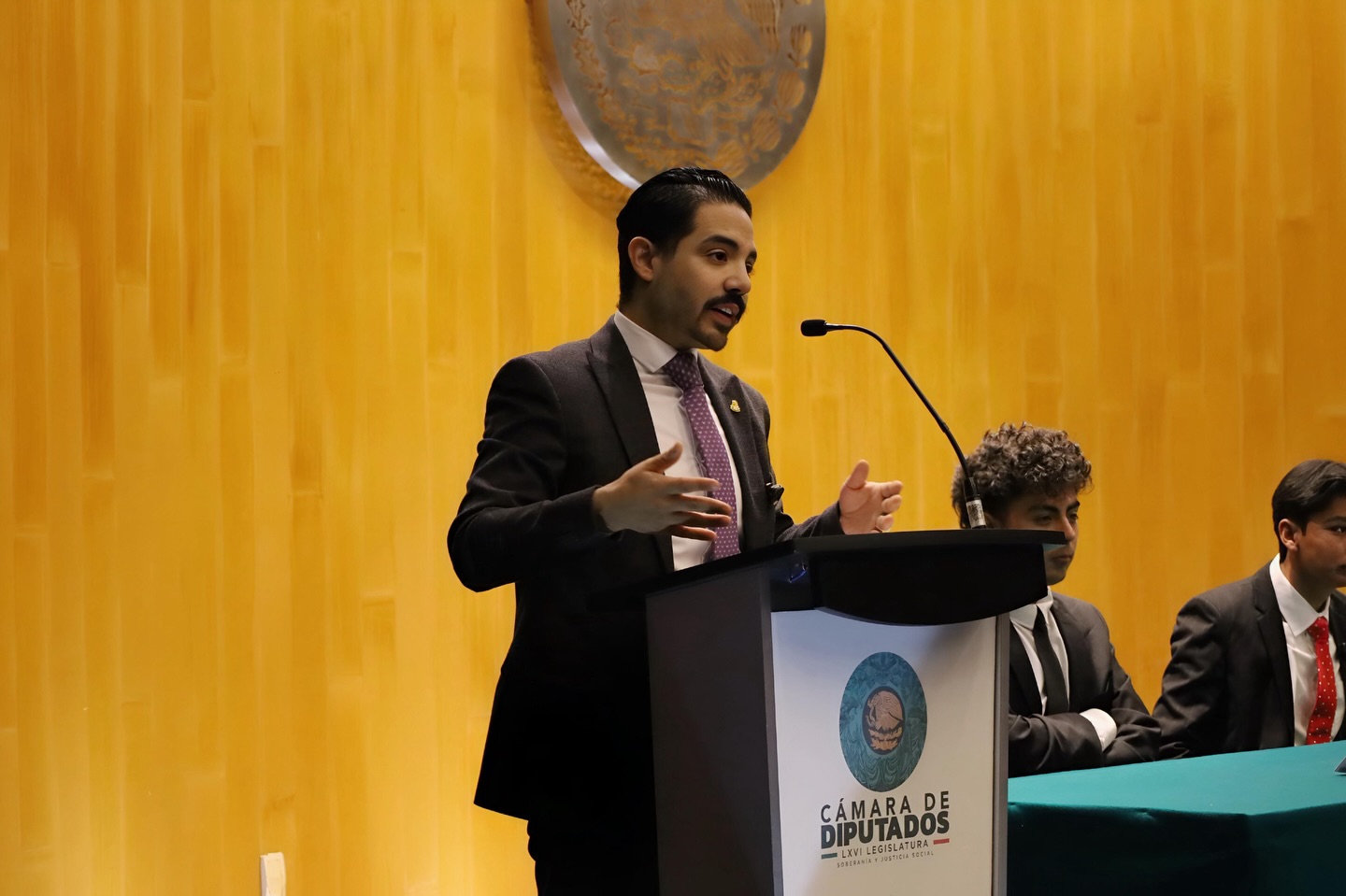 𝑳𝒊𝒅𝒆𝒓𝒂𝒛𝒈𝒐 𝒄𝒐𝒏 𝑪𝒐𝒏𝒄𝒊𝒆𝒏𝒄𝒊𝒂 
En la Cumbre Nacional de Jóvenes Líderes, celebrada en la Cámara de Diputados, a convocatoria de Política Juvenil Internacional (PJI), compartí un mensaje ante juventudes provenientes de toda la República.
Manifesté que la participación política con vocación democrática implica poner nuestras capacidades al servicio del bien común, con preparación, experiencia y responsabilidad.
El liderazgo ético no se improvisa ni se ejerce desde el oportunismo que aprovecha las coyunturas. Se construye desde el carácter y el compromiso constitucional.
#pji 
#CámaraDeDiputados
#LiderazgoJuvenil
#ÉticaPública
#pjf