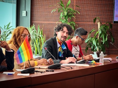 Estuve en el Senado de la República moderando la mesa “VIH: vidas, estigma y resistencias” del conversatorio “LGBTIQ+: TODeS se escribe con E”, organizado por @agendalgbtoax, @fundacion.arcoiris_ y la senadora por Oaxaca @luisacgoax.
El mensaje fue claro: el #VIH no es solo un tema de salud, es un tema de derechos humanos y de justicia social. Mientras el estigma y la discriminación sigan marcando la vida de las personas que viven con VIH —particularmente de hombres gays y otras poblaciones históricamente excluidas—, el Estado seguirá teniendo una deuda pendiente.
No podemos seguir aceptando que la falta de información, la desigualdad territorial y el prejuicio sigan provocando muertes evitables. Las políticas públicas deben llegar a donde hoy no llegan: a las comunidades marginadas, a los territorios olvidados y a las poblaciones que injustamente han sido invisibilizadas.
Nadie tiene la culpa de vivir con VIH. Y nadie debería sentir vergüenza por ello. La verdadera vergüenza sería no ofrecer soluciones a la altura de esta realidad.
Por eso alzamos la voz para insistir en respuestas más firmes, más humanas y más eficaces. La prevención, el acceso a la salud y la lucha contra el estigma deben ser prioridades de cualquier gobierno.
Tuve el honor de compartir esta mesa con el diputado federal @jaimelopezvela, con quien he coincidido en marchas y luchas desde las calles; con @icarlosahedo, coordinador nacional del programa de Salud Positiva de @yaajmexico, amigo en la defensa del derecho a la salud; con @oyuki_colin, coordinadora de la @usipt de la Ciudad de México, una compañera de trabajo profundamente admirada; con @dosveceslopez, presidente de @redgaylatino, amigue y referente de nuestras luchas; y con Marco Antonio Reyes, director de Calidad en la Alcaldía Magdalena Contreras, con quien comparto el compromiso con la justicia social.
Este esfuerzo fue articulado por @lalolara_mx, presidente de @agendalgbtoax. Nos une una amistad profunda y la convicción de que una sociedad más justa también es una sociedad más libre, y de que las injusticias que afectan a nuestra comunidad es posible transformarlas. Gracias por leer.