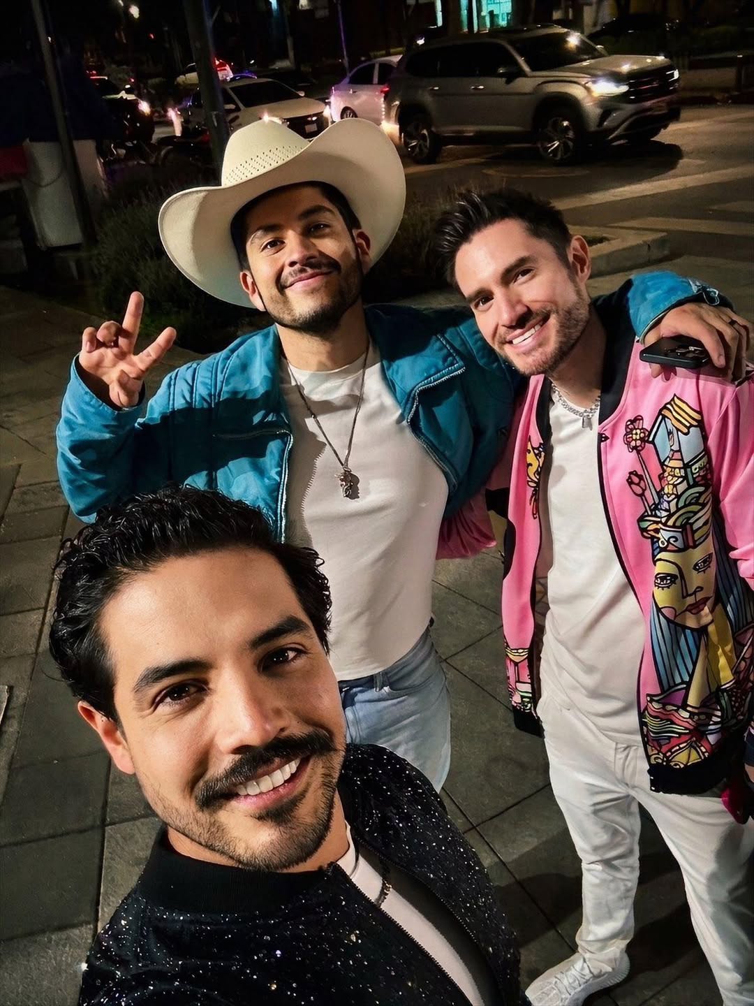 Los 3 caballeros  
Tu amigo Gay Magistrado Juan Jaime González Varas