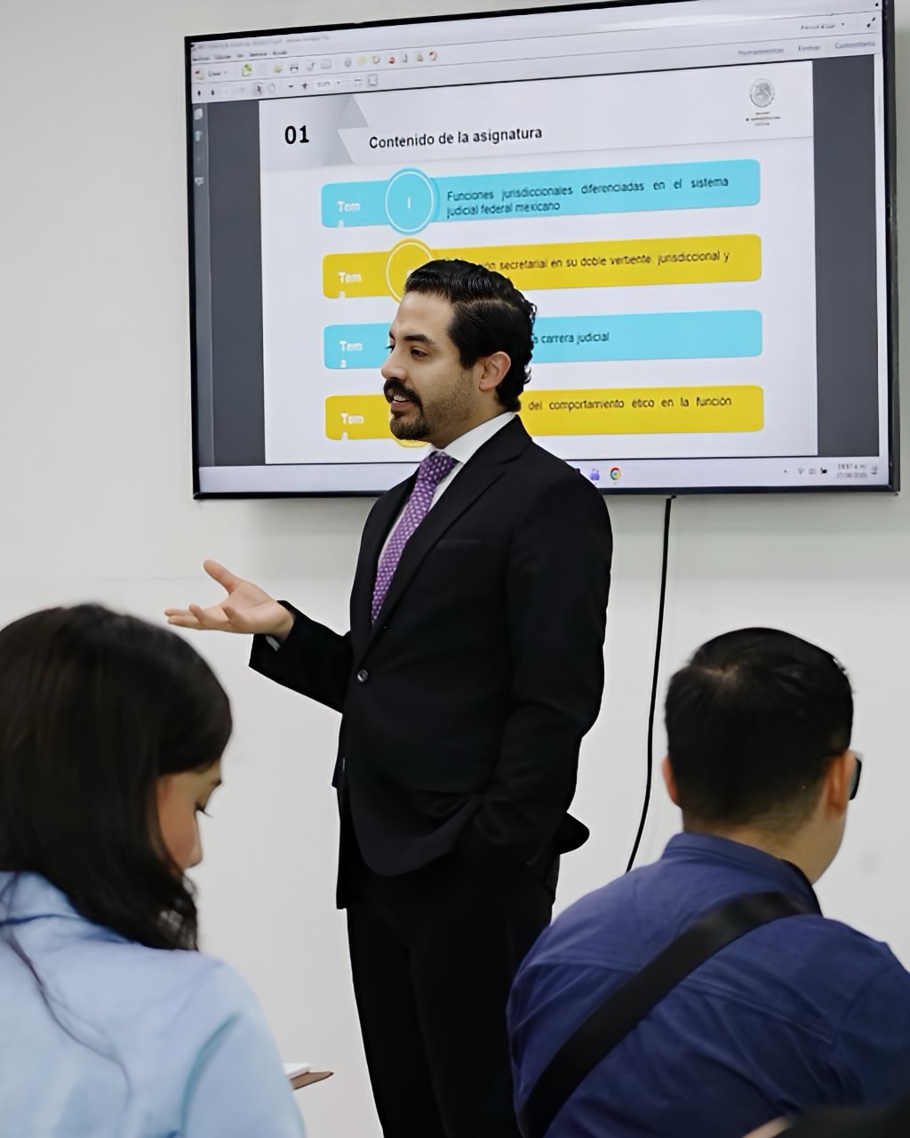 𝗟𝗮 𝗳𝘂𝗻𝗰𝗶ó𝗻 𝗷𝘂𝗱𝗶𝗰𝗶𝗮𝗹 | A C A D E M I A 
Hoy inicié como docente en el Curso Básico de Formación y Preparación de personas secretarias del #pjf 
Imparto la asignatura “La función judicial”, un espacio que invita a pensar qué significa realmente juzgar.
La función judicial se construye desde el conocimiento técnico, se sostiene en la ética y se orienta siempre hacia las personas.
Formar a quienes integrarán esta labor me enorgullece y lo asumo con seriedad. 
Actualidad · Justicia · Formación
#FunciónJudicial #PoderJudicial #FormaciónJudicial #CarreraJudicial