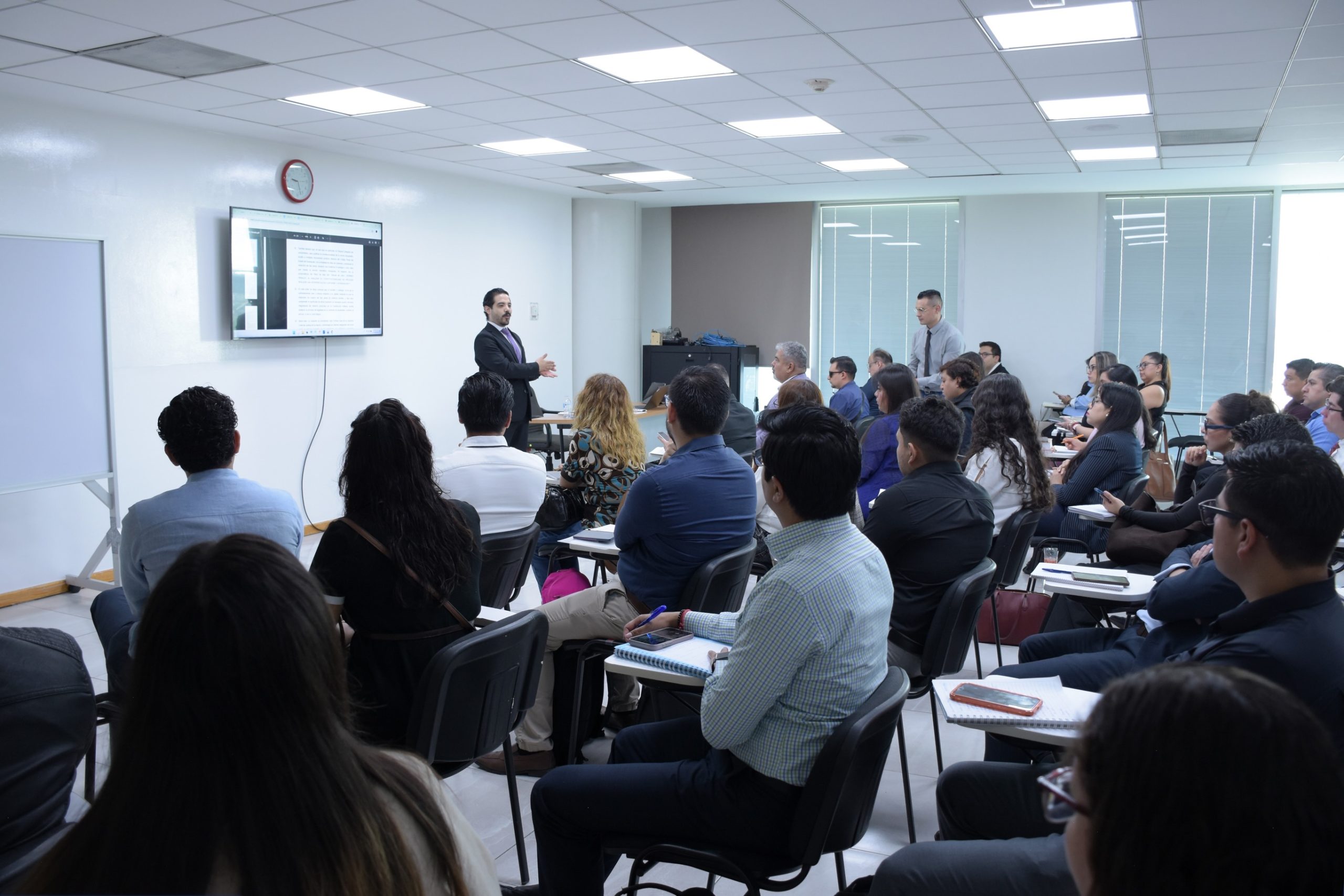La formación judicial se fortalece en todo el país 
Este 27 de abril inició la fase de asignaturas del Curso Básico de Formación de Secretarios, 2026 con una matrícula de más de 2 mil personas.
Destaca nuestro amplio alcance #nacional : 51 sedes activas y 58 grupos en modalidad presencial y virtual, junto con la reactivación de sedes estratégicas como Chilpancingo, Coatzacoalcos, Colima, Culiacán, Durango, Mazatlán, Tapachula y Puente Grande.
#EscuelaDePuertasAbiertas