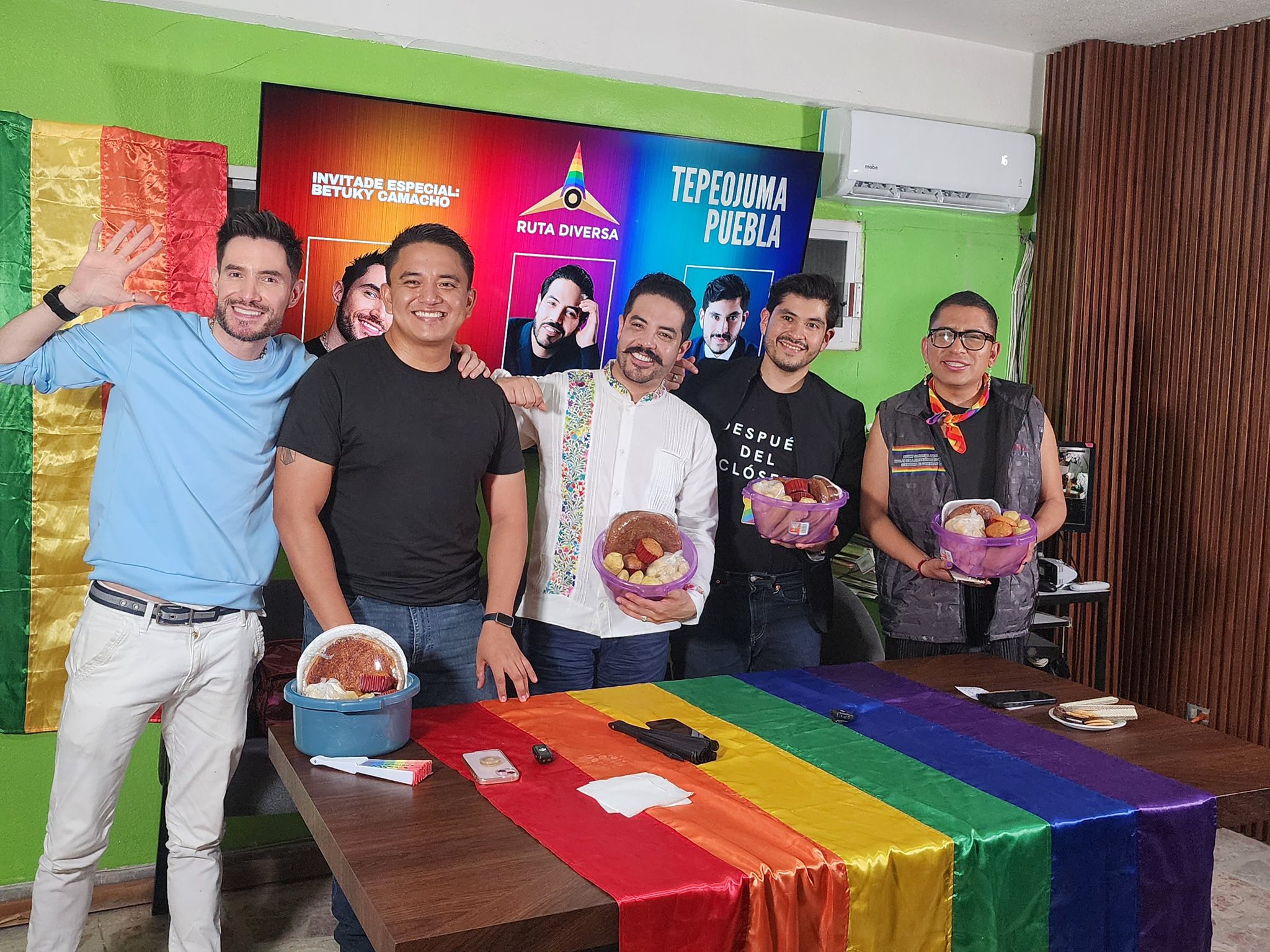 La noche de ayer en El Municipio de Tepeojuma se habló del  Día Internacional contra la Homofobia, la Transfobia y la Bifobia. 17 de mayo 
#Gracias el Presidente Municipal y a su equipo por el apoyo  
#RutaDiversa 
Magistrado Juan Jaime González Varas Edgar Dojaque Tu amigo Gay
El Gobierno de Puebla de Alejandro Armenta es Diverso 
J Samuel Aguilar Pala Secretaría de Gobernación de Puebla Pablo Salazar Jaime Lopez Vela Almendra Negrete Paola Angon Maru Servin Amaya Soddy