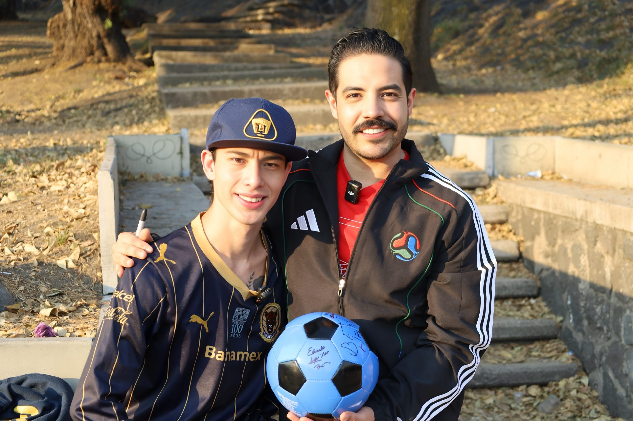 𝗩𝗼𝗰𝗲𝘀 𝗱𝗲 𝗹𝗮 𝗖𝗮𝗻𝗰𝗵𝗮 | Conocí a Lalo Ag. Para él, el fútbol es identidad, pertenencia y una forma de habitar el mundo desde su pasión por los Pumas. 
Su historia forma parte de este documental sobre las distintas maneras de vivir la cancha y construir comunidad desde el deporte.
Estreno | 4 de junio · 3:30 PM
Cinematógrafo del Chopo
Entrada libre
#VocesDeLaCancha #RutaDeCambio #Pumas #FútbolIncluyente #Documental Accesibilidad